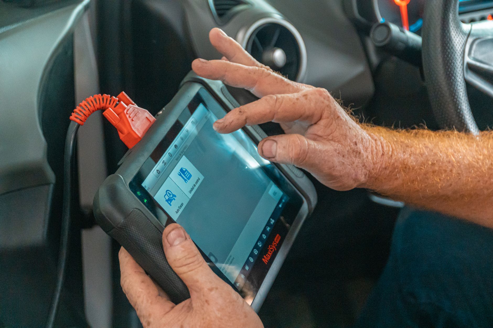 Mechanik připojuje diagnostiku k řídicí jednotce vozu