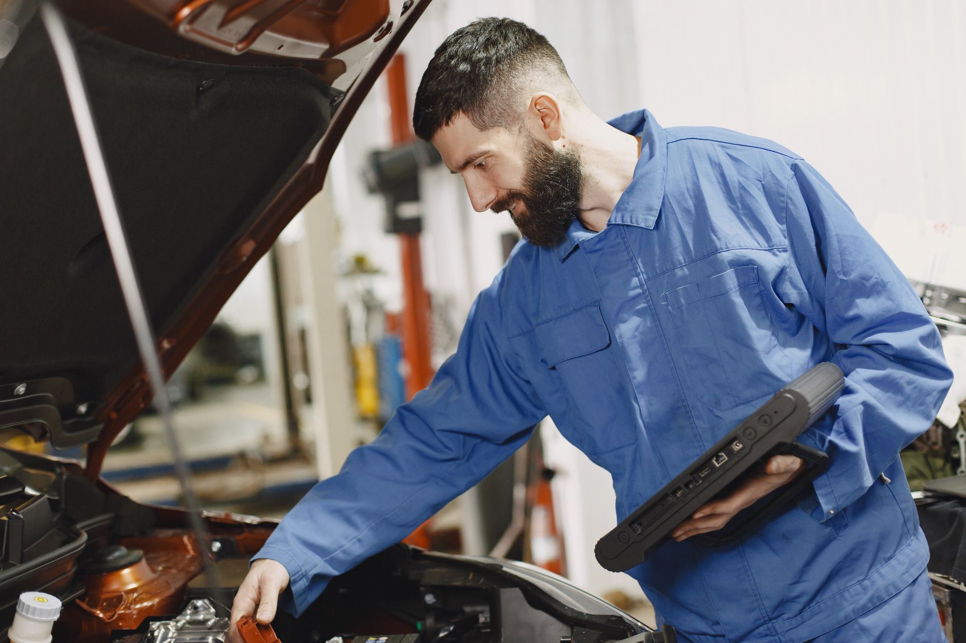 Technik připojuje diagnostiku k vozu před chiptuningem v dílně Apex Tuning